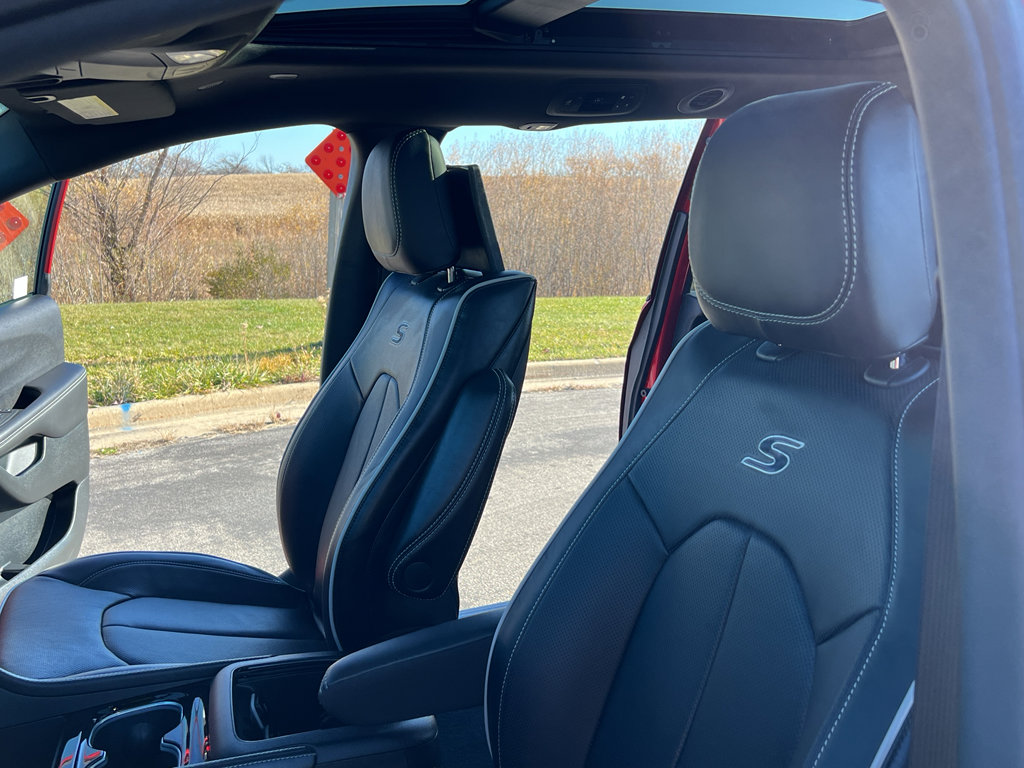 Used 2026 Chrysler Pacifica Limited w/ Uconnect Theater Family Group image 19