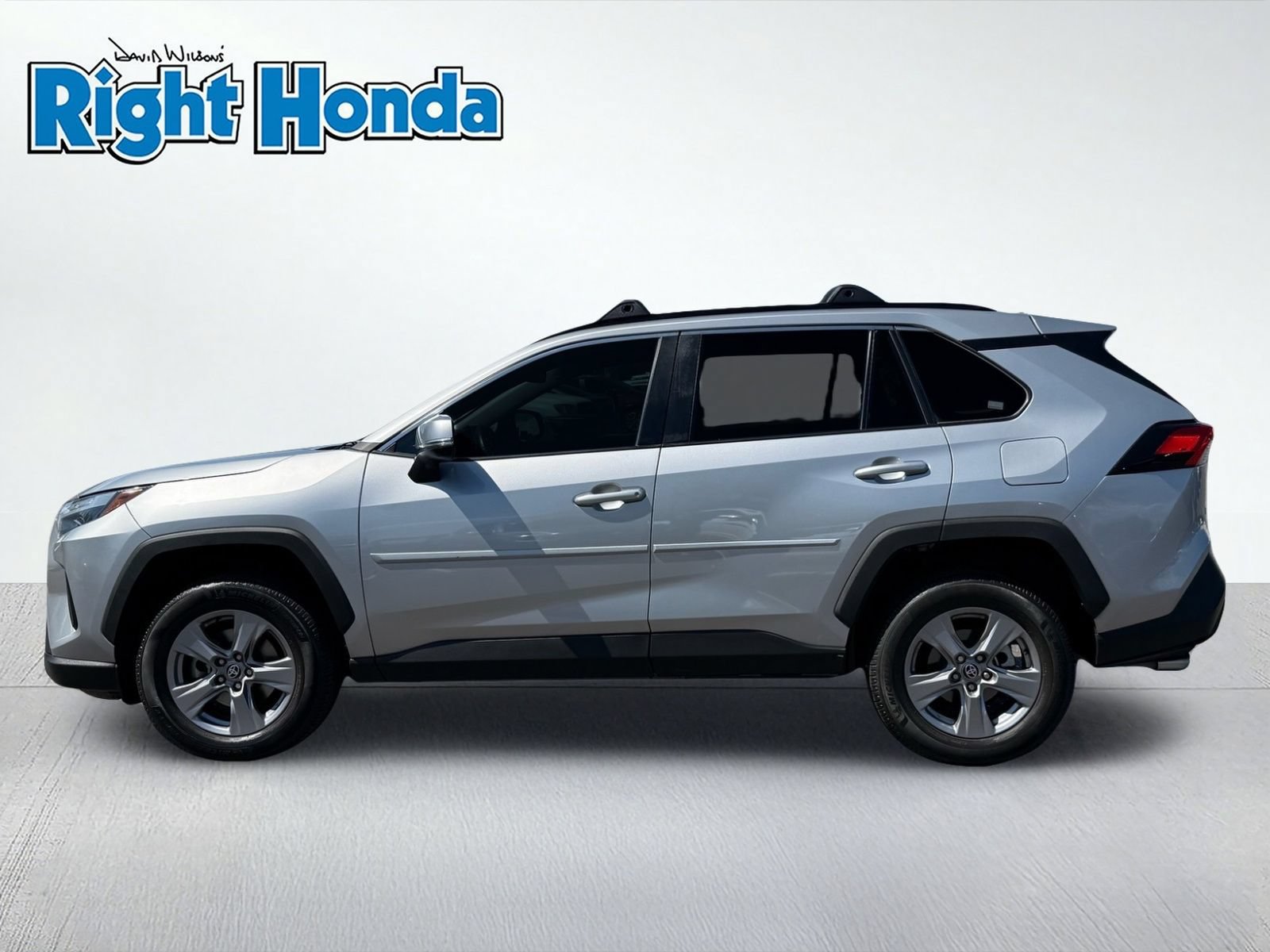 Used 2022 Toyota RAV4 XLE w/ XLE Grade Weather Package FWD image 3