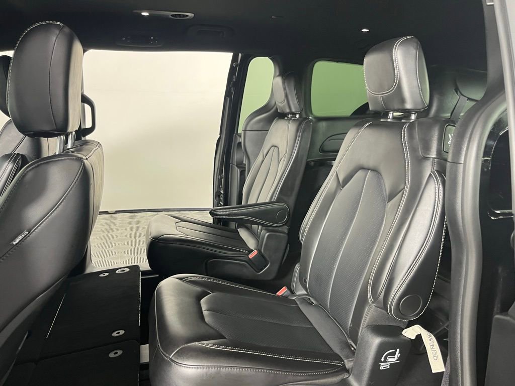 Used 2025 Chrysler Pacifica Select image 31