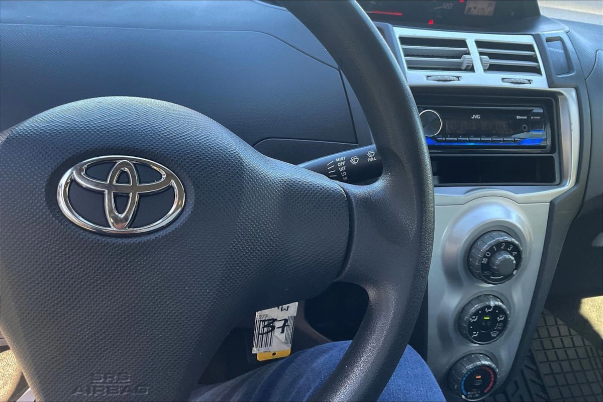 Used 2008 Toyota Yaris 2-Door Hatchback FWD image 12