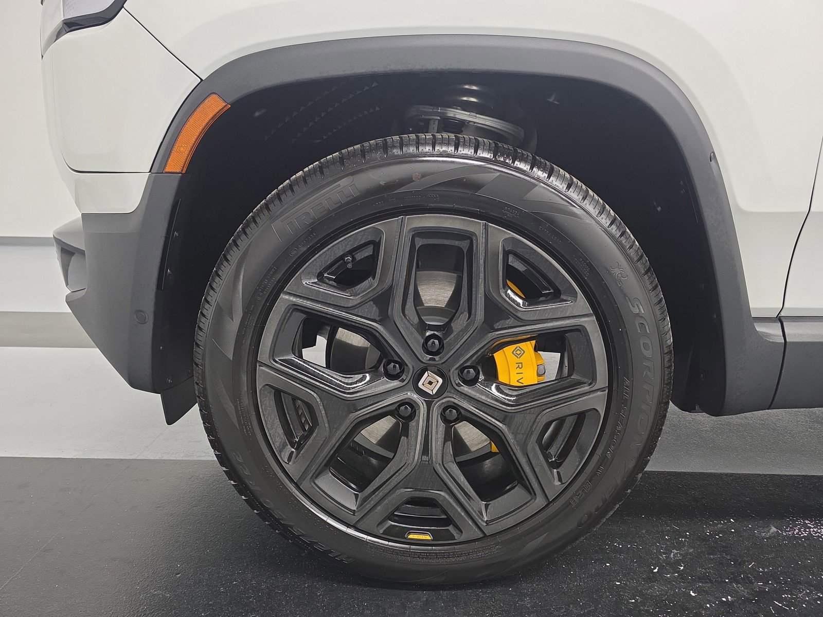 Used 2024 Rivian R1S Adventure image 9