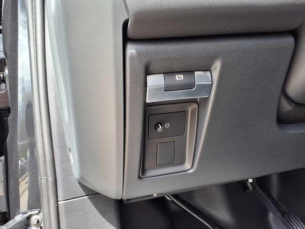 New 2026 Land Rover Defender 130 X-Dynamic SE AWD/4WD image 13
