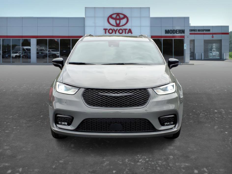 Used 2025 Chrysler Pacifica Limited FWD image 2