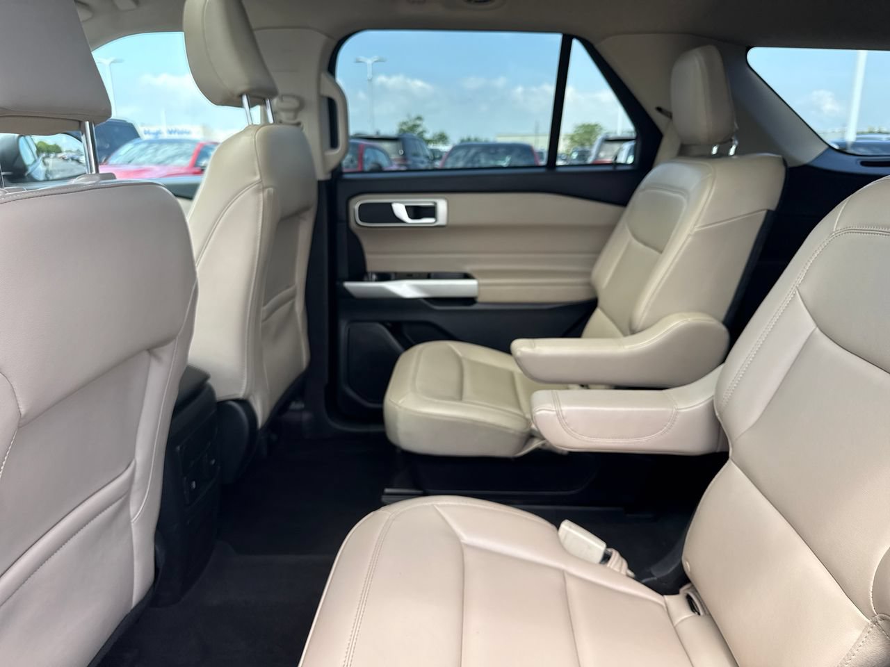 Used 2023 Ford Explorer XLT AWD/4WD image 13