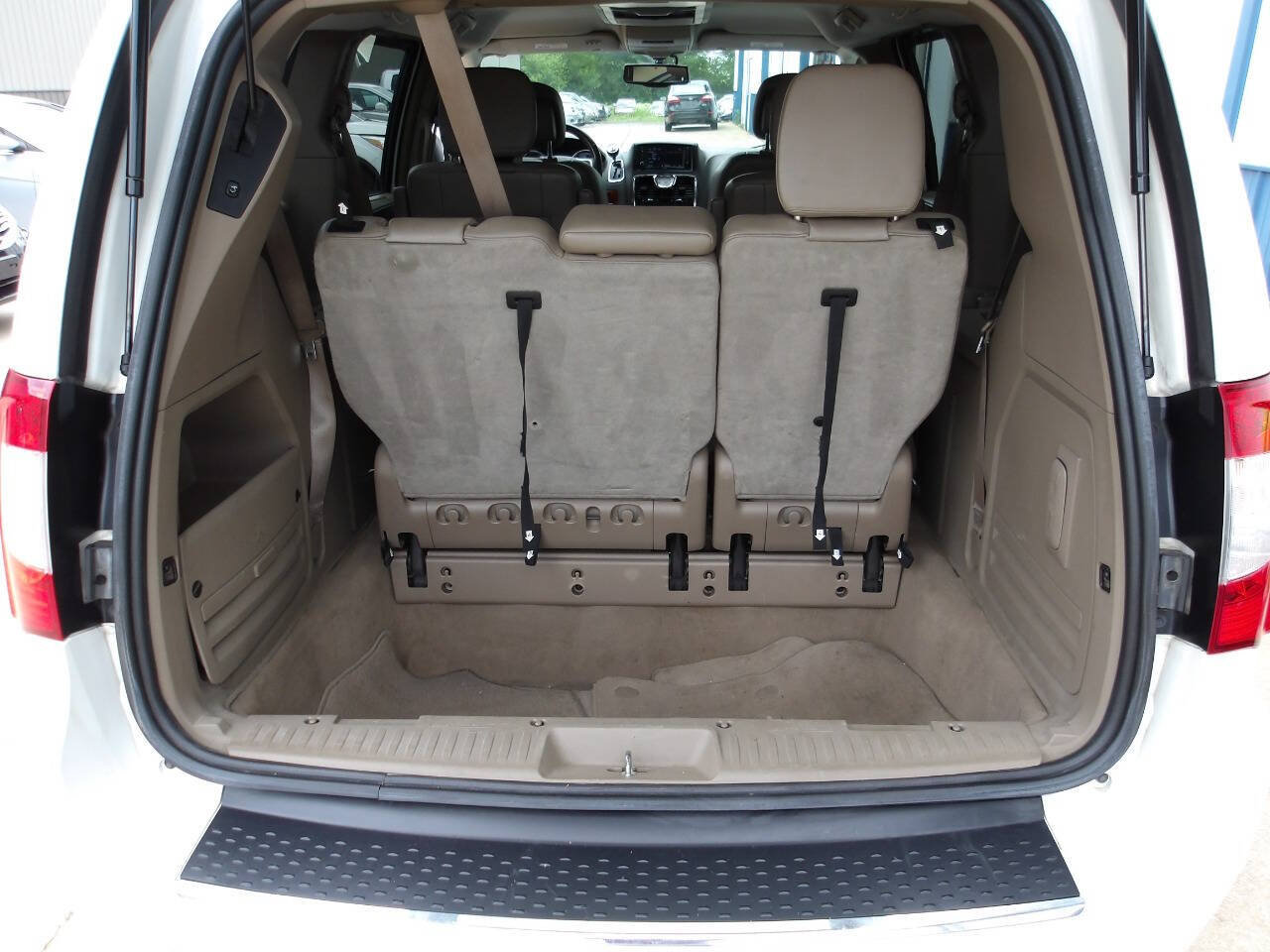 Used 2014 Chrysler Town & Country Touring-L w/ Trailer Tow Group FWD image 25