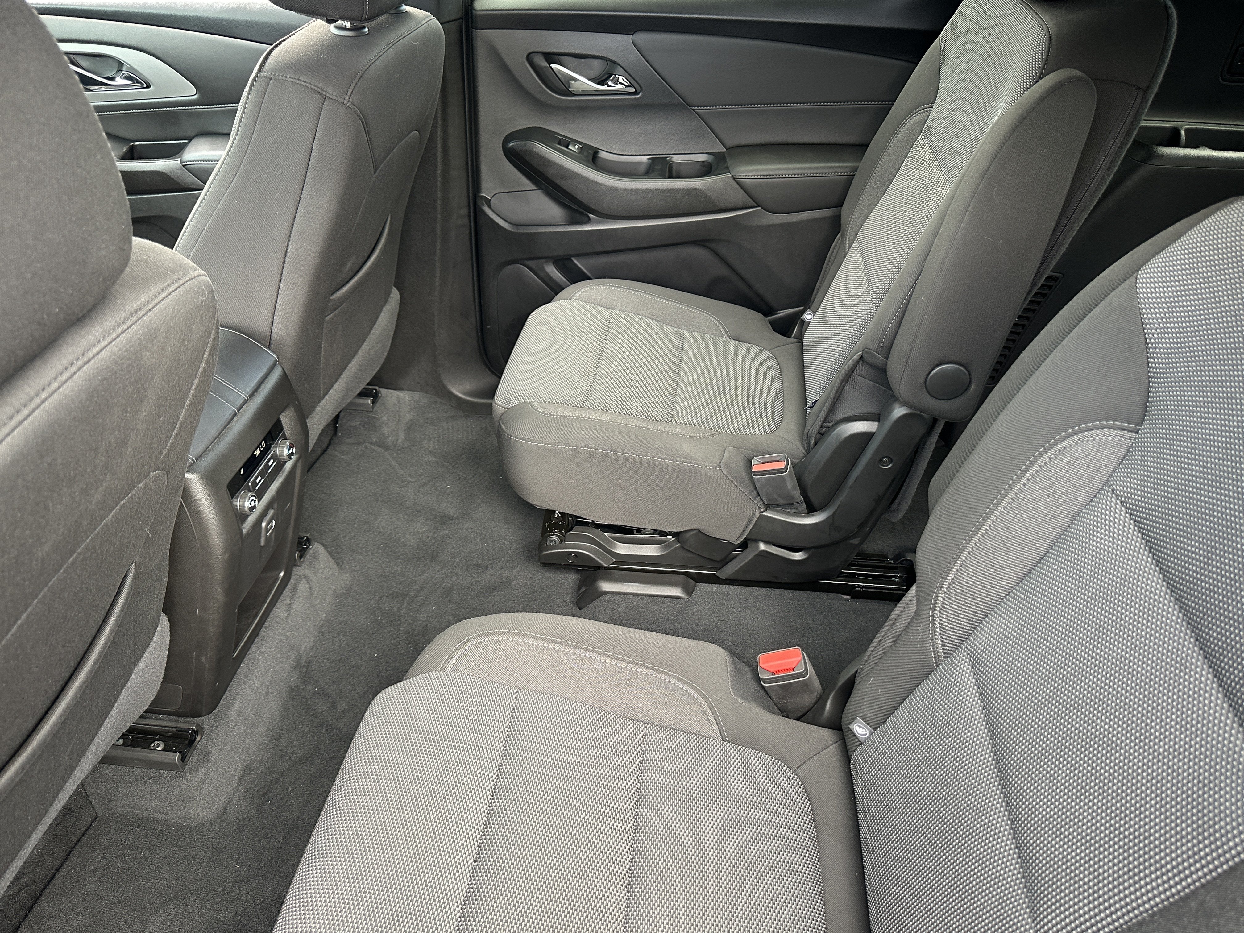 Used 2023 Chevrolet Traverse LT FWD image 16