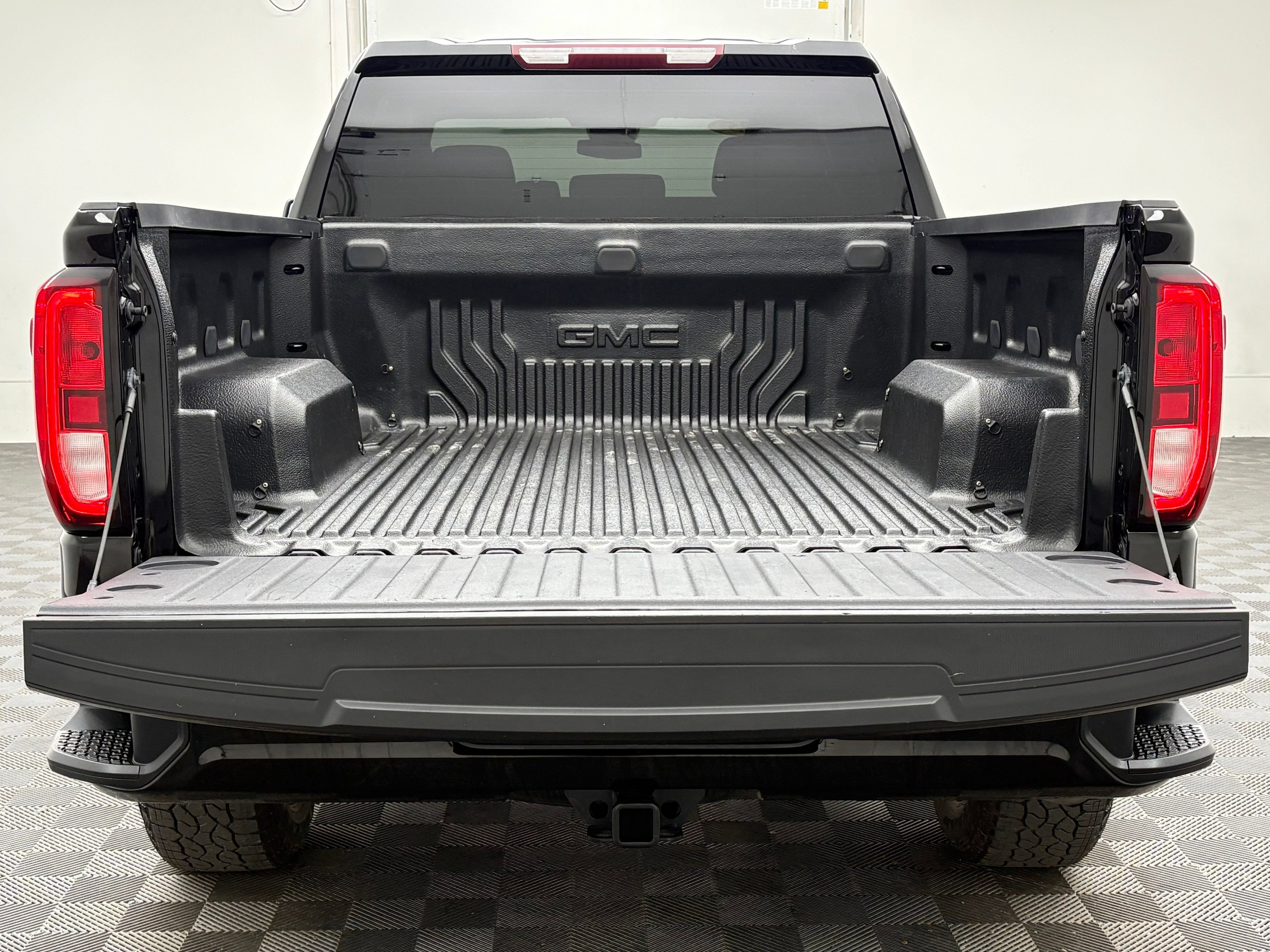 Used 2025 GMC Sierra 1500 Elevation AWD/4WD image 9