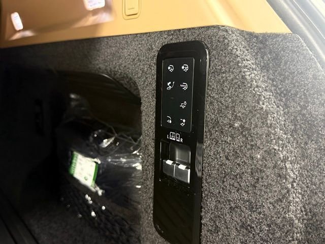 Used 2023 Land Rover Range Rover SV image 21