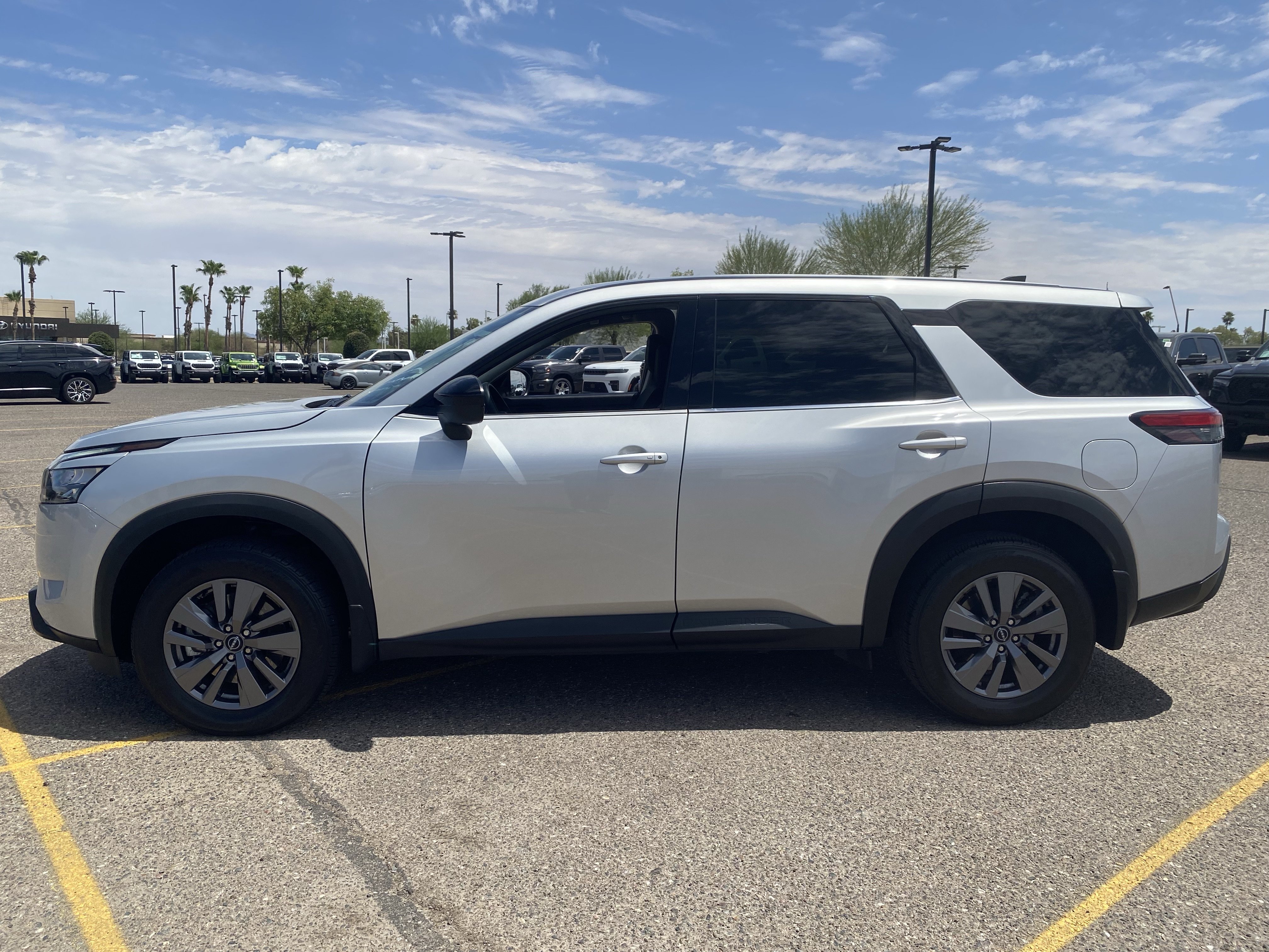 Used 2025 Nissan Pathfinder S FWD image 3
