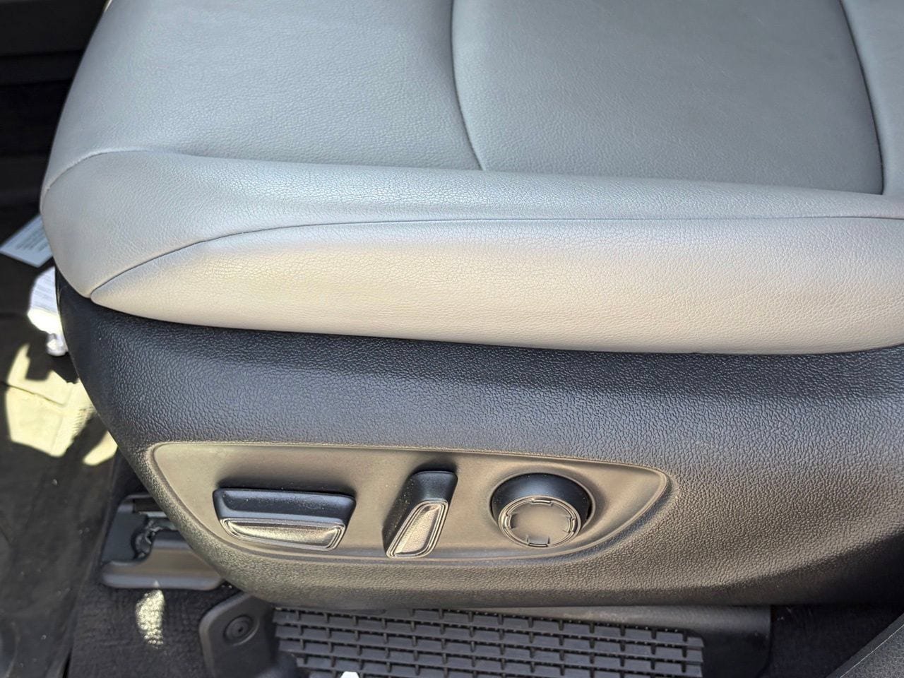 Used 2025 Toyota Sienna XLE w/ XLE Plus Package FWD image 5