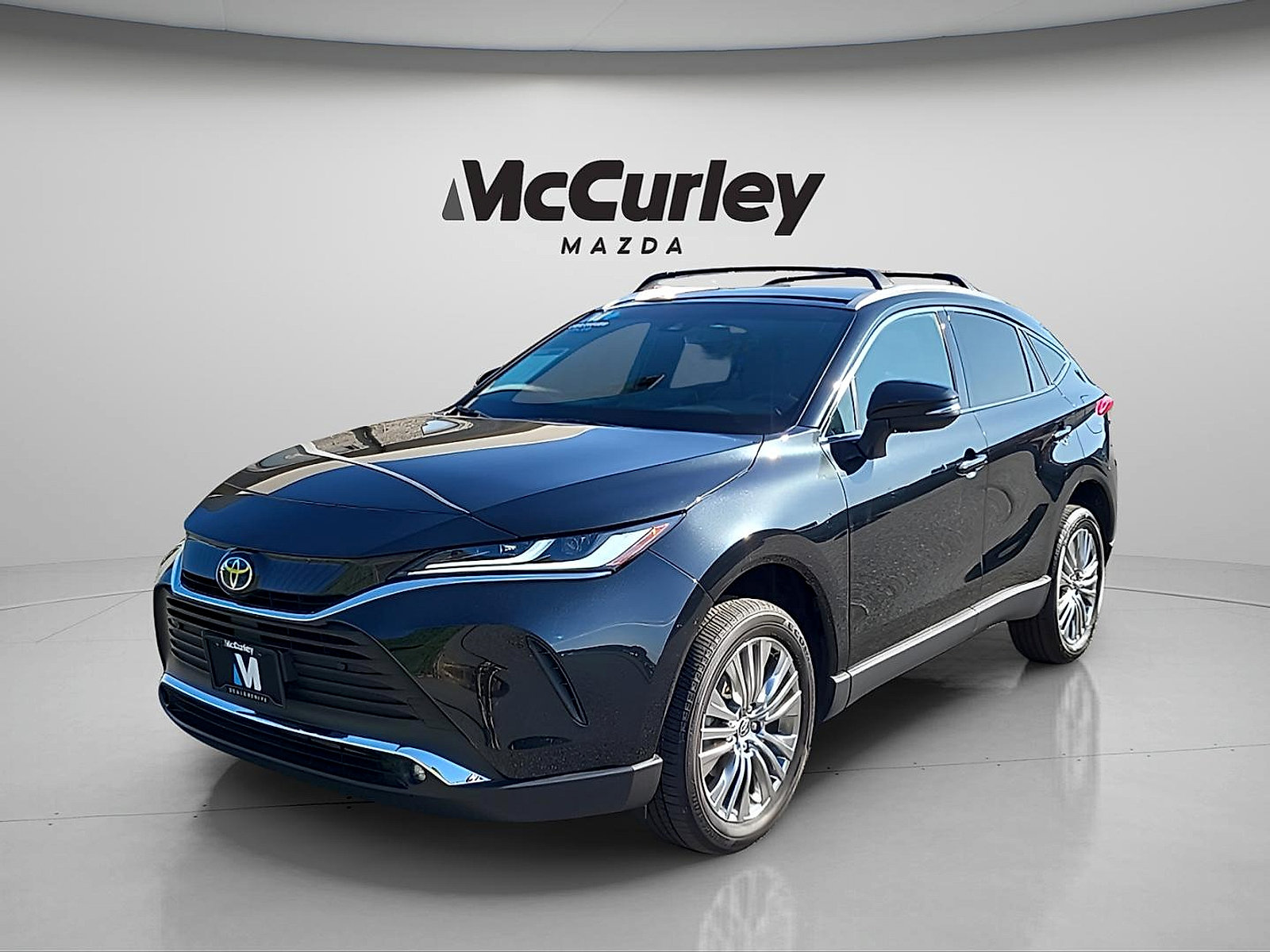 Used 2024 Toyota Venza XLE AWD/4WD image 3