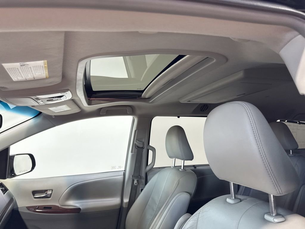 Used 2012 Toyota Sienna XLE w/ Premium Pkg AWD/4WD image 30