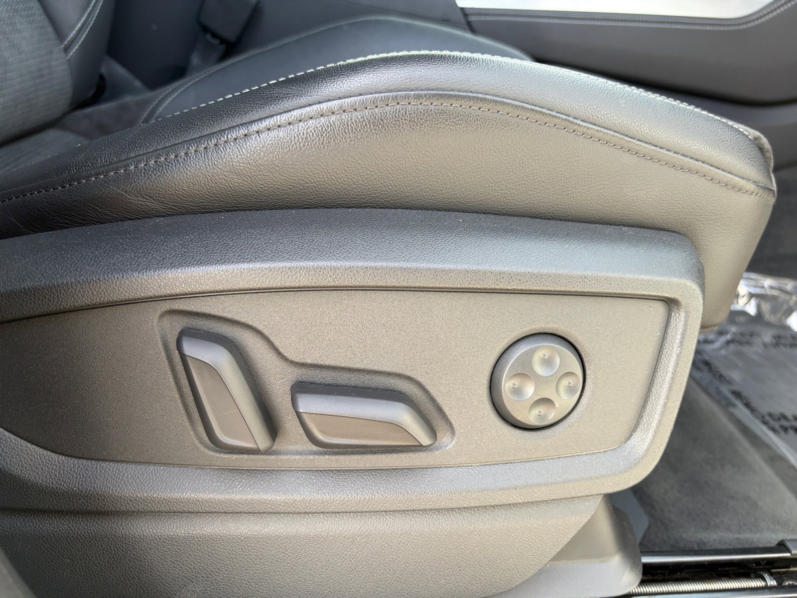 Used 2020 Audi SQ5 Premium Plus w/ Premium Plus Package image 26