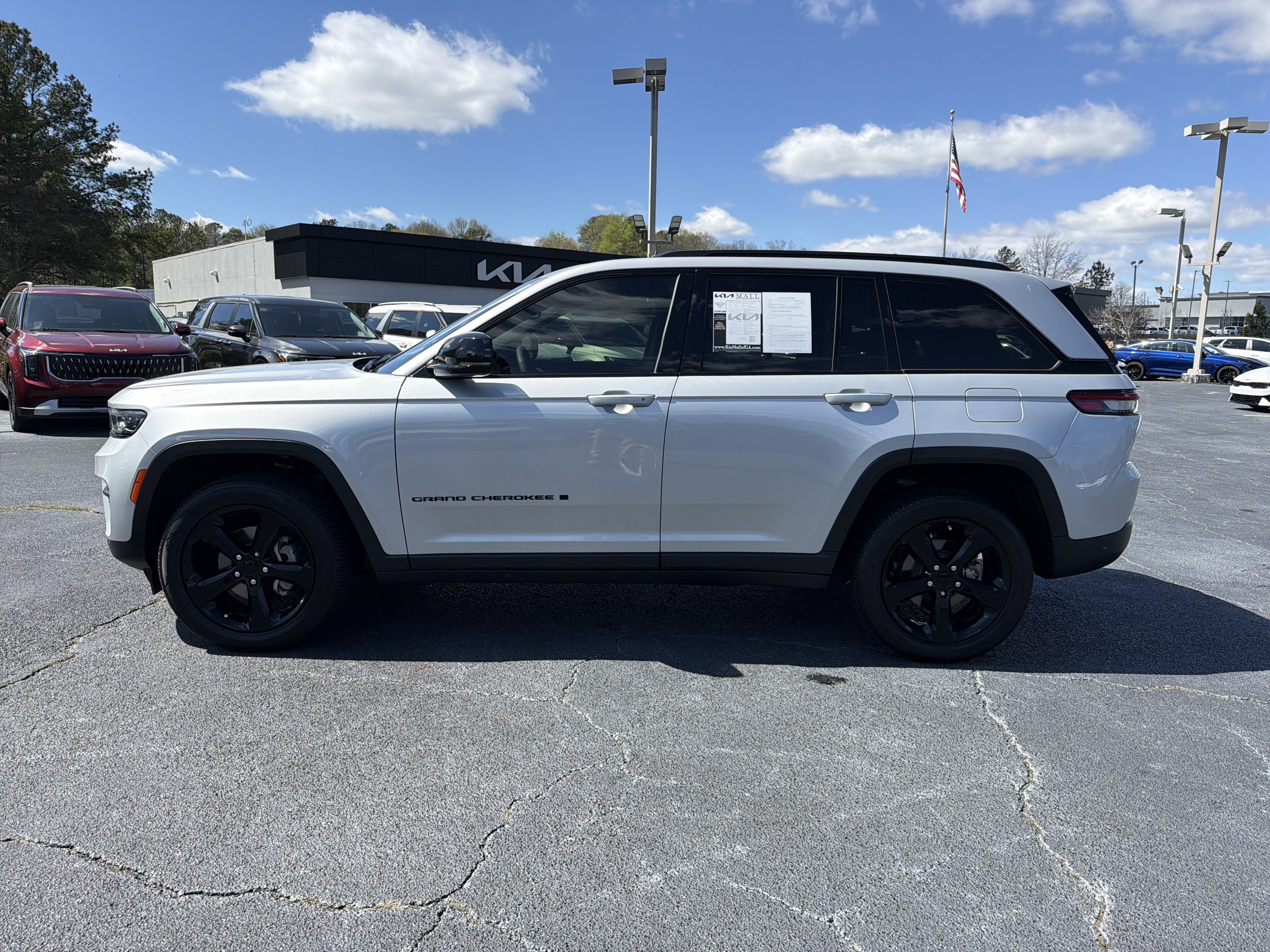 Used 2023 Jeep Grand Cherokee Altitude AWD/4WD image 5