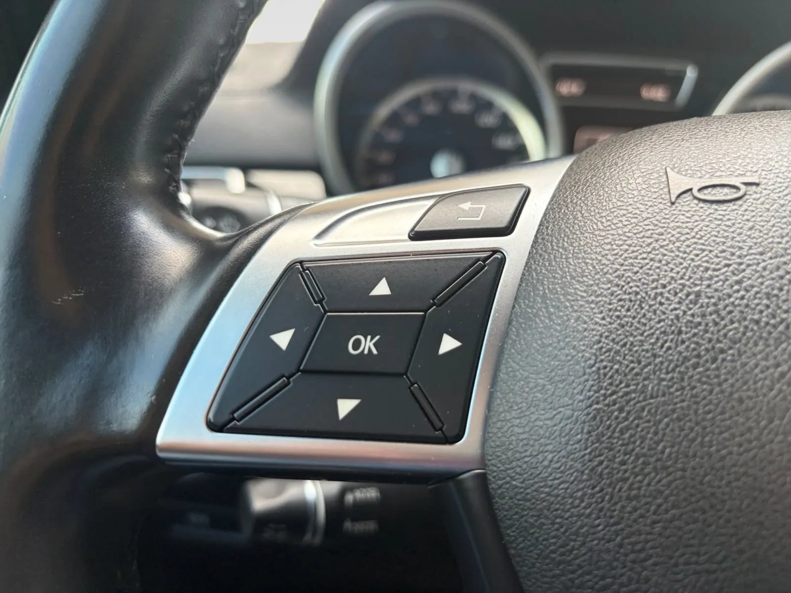 Used 2016 Mercedes-Benz GL 550 4MATIC image 32