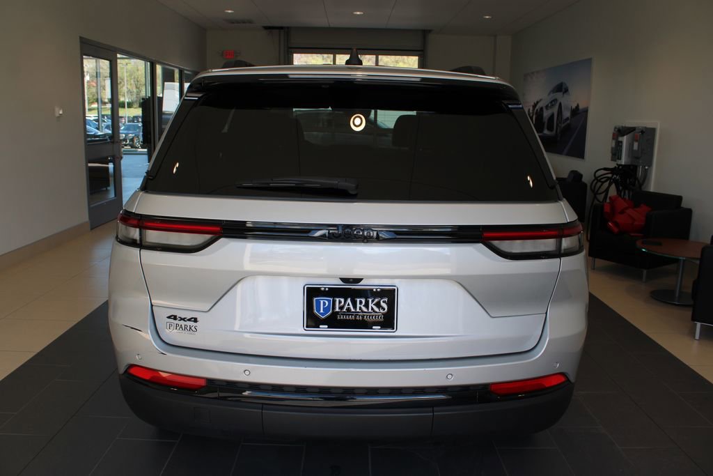 Used 2025 Jeep Grand Cherokee Altitude image 27