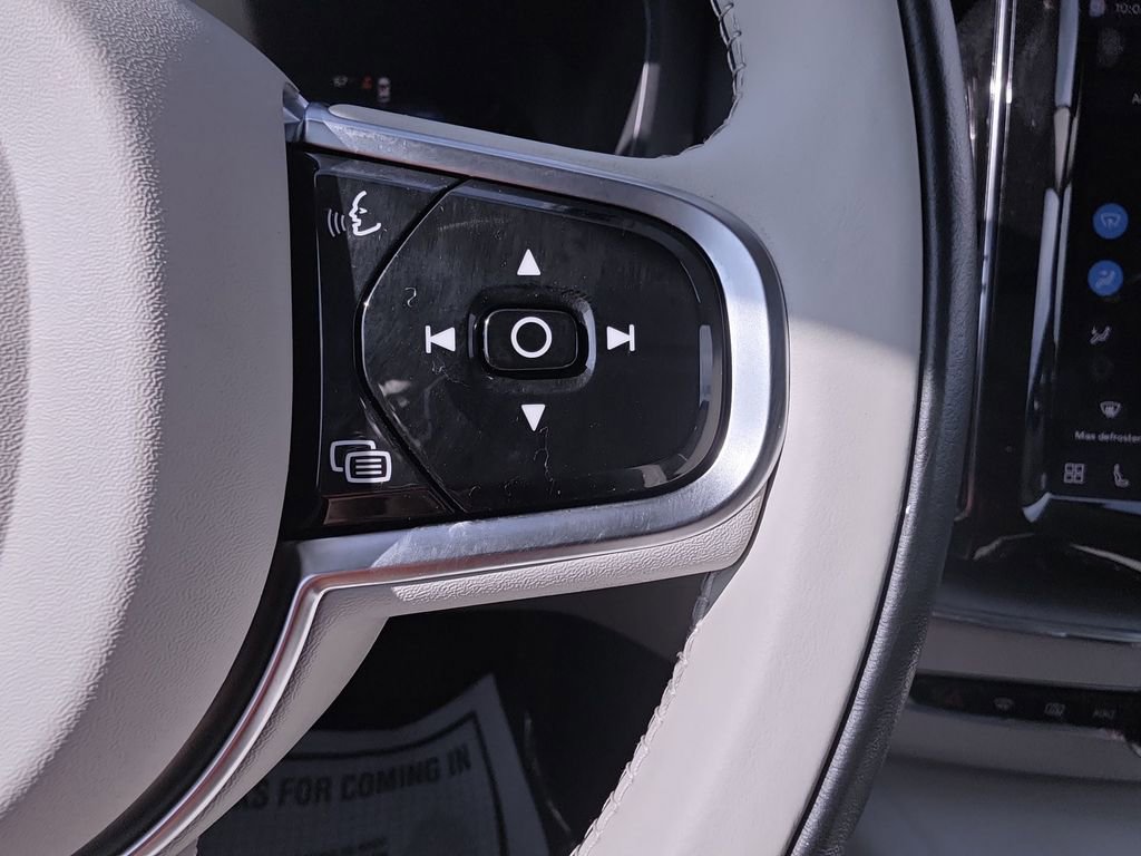 Used 2023 Volvo XC60 B5 Plus image 20