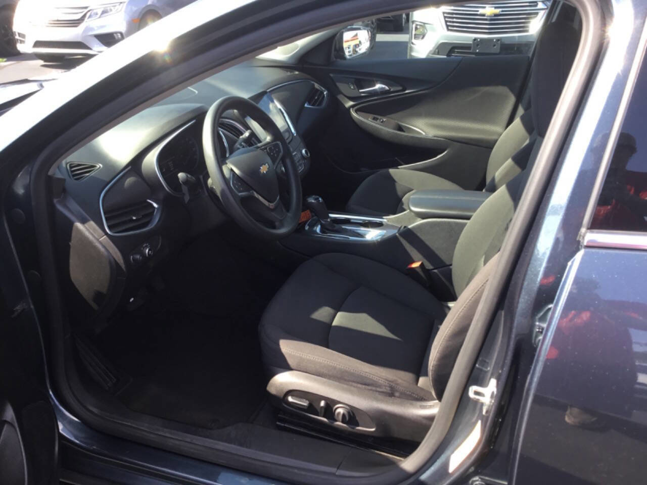 Used 2020 Chevrolet Malibu LT image 2