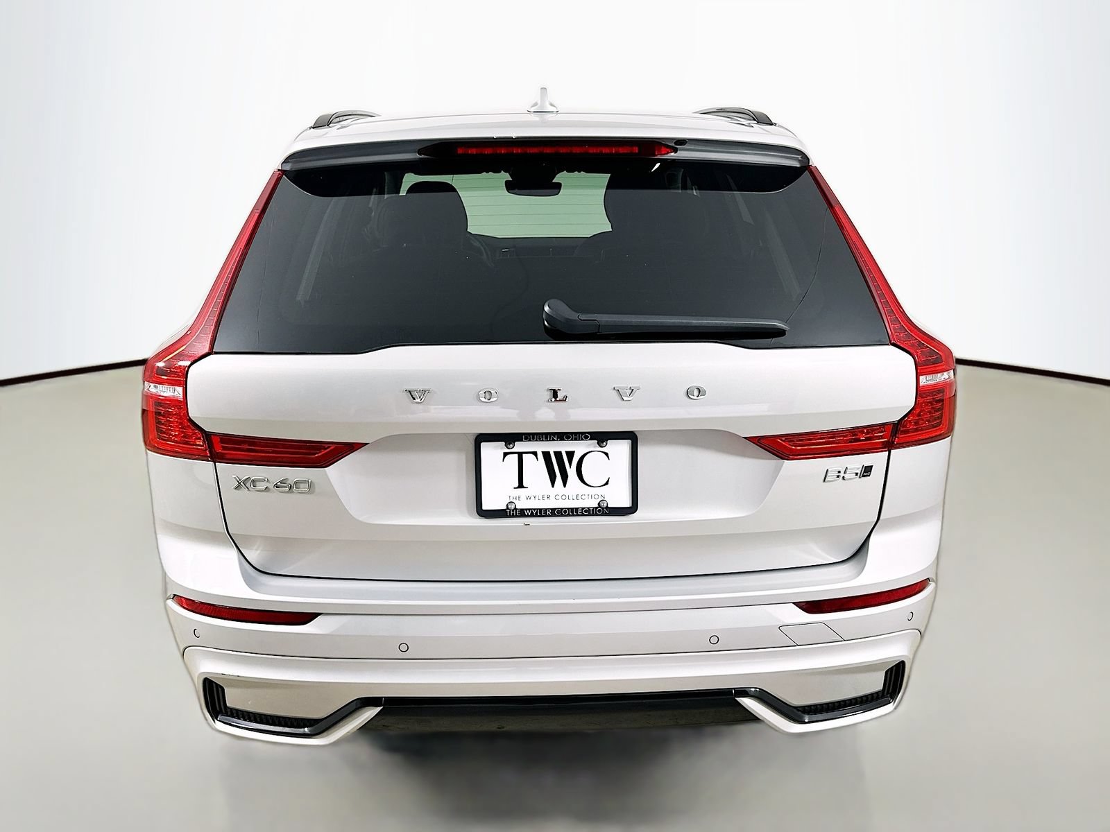 Used 2025 Volvo XC60 B5 Core AWD/4WD image 6