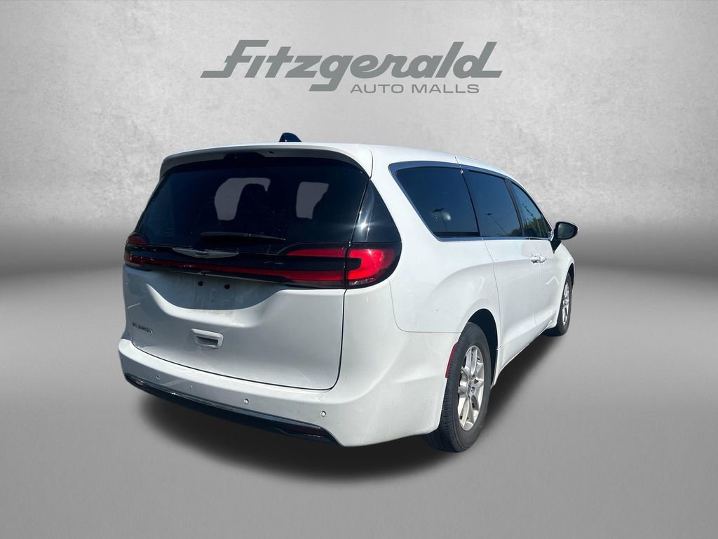 Used 2023 Chrysler Pacifica Touring-L image 7