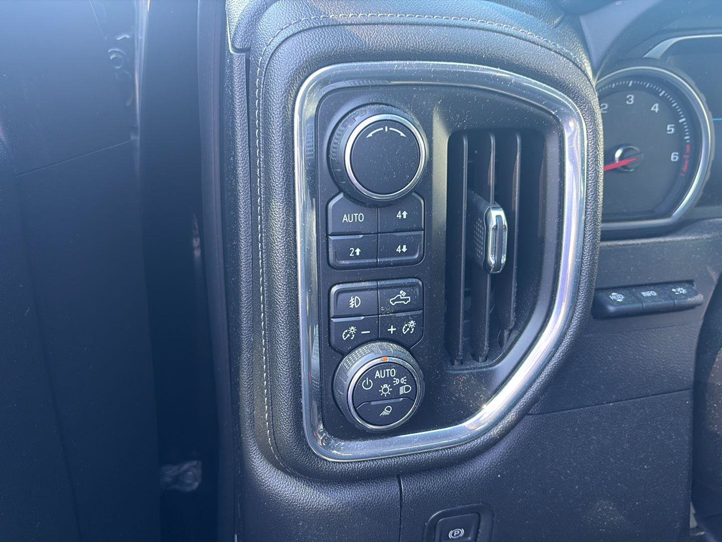 Used 2019 Chevrolet Silverado 1500 High Country w/ Technology Package AWD/4WD image 6