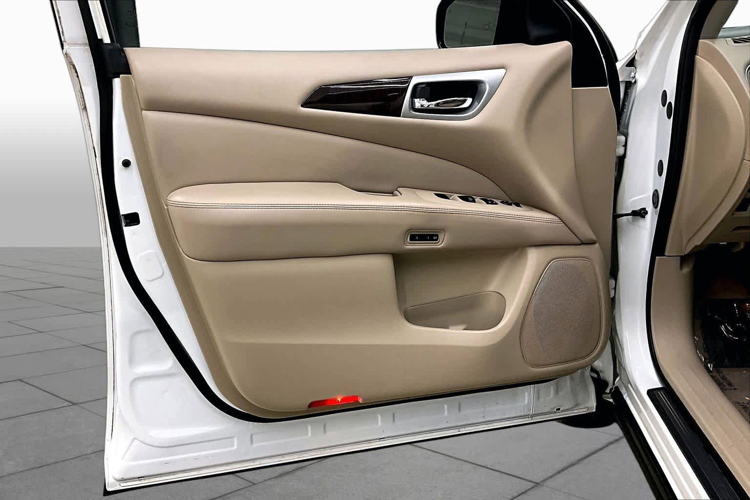 Used 2014 Nissan Pathfinder Platinum w/ Platinum Premium Package FWD image 25