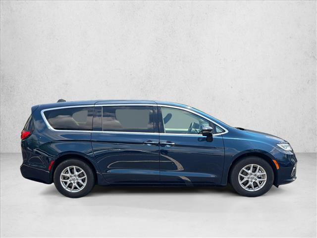 Used 2024 Chrysler Pacifica Touring-L FWD image 4