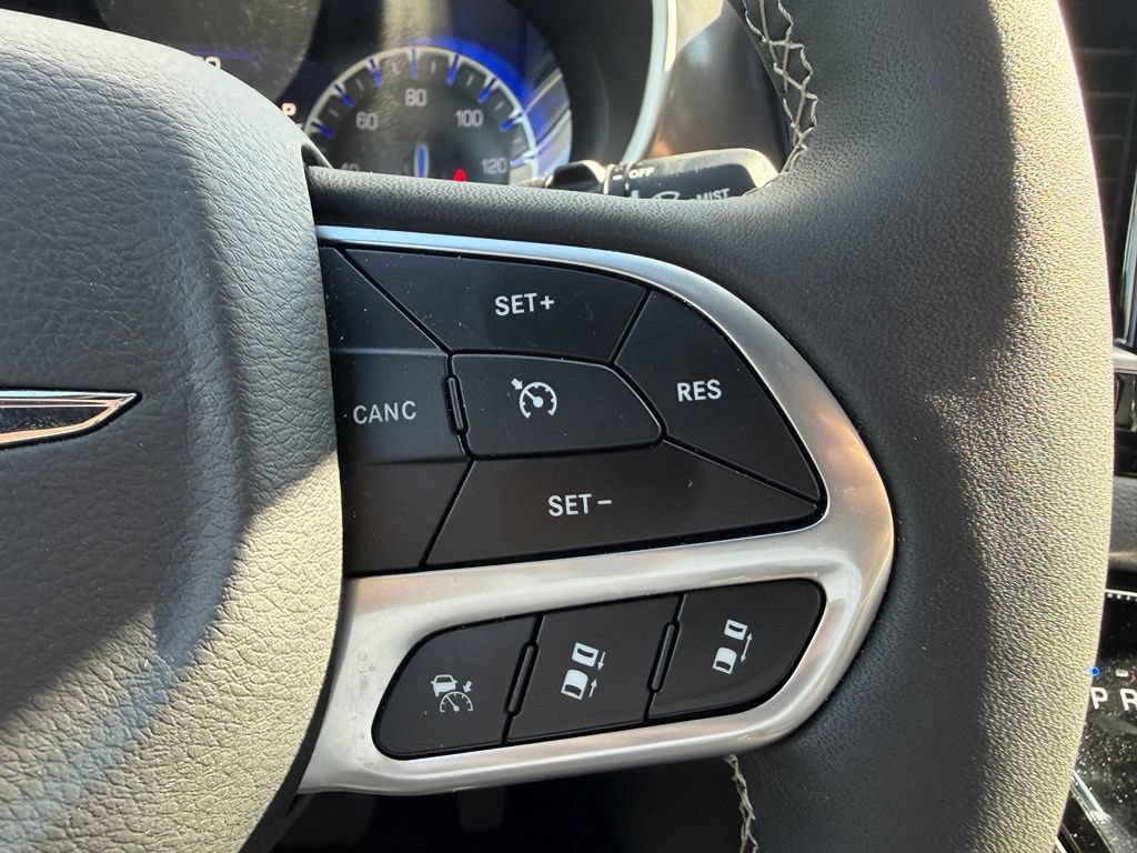 Certified 2025 Chrysler Pacifica Select FWD image 27