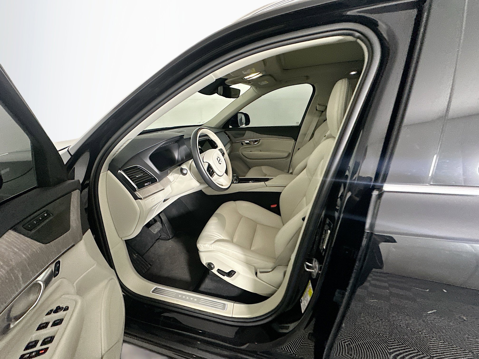 Used 2024 Volvo XC90 B6 Plus AWD/4WD image 13