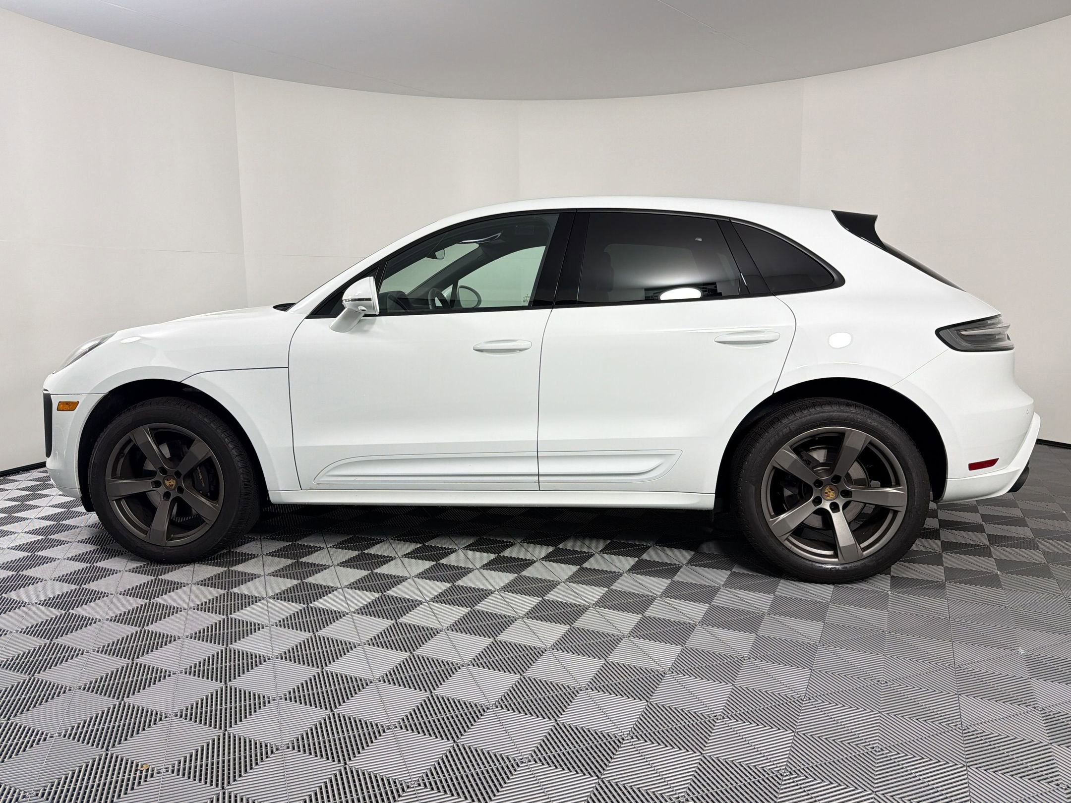 Certified 2026 Porsche Macan AWD/4WD image 2