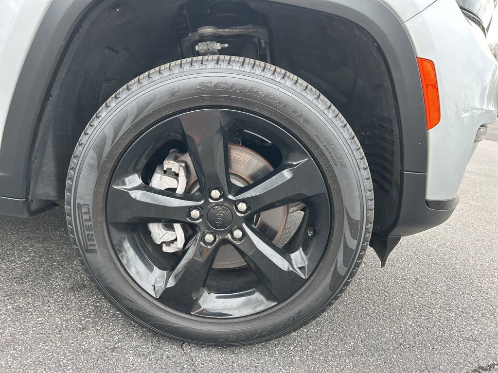 Used 2025 Jeep Grand Cherokee L Limited w/ Black Appearance Package AWD/4WD image 44