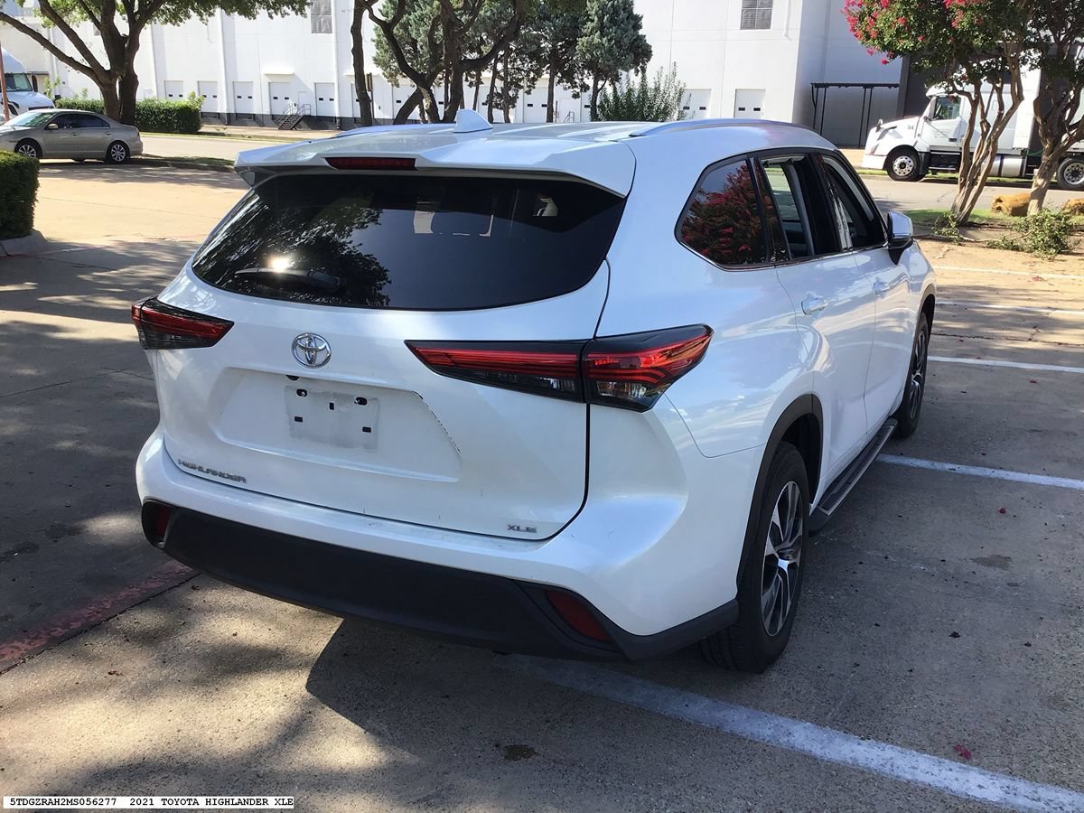 Used 2021 Toyota Highlander XLE FWD image 4
