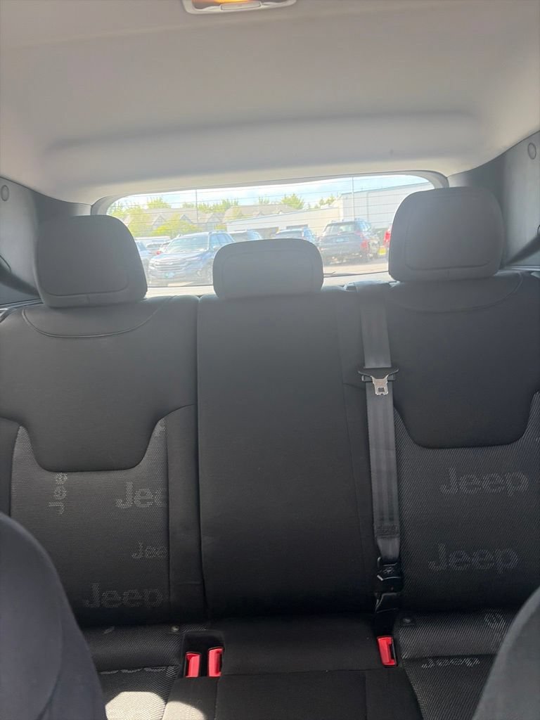 Used 2017 Jeep Renegade Latitude FWD image 11
