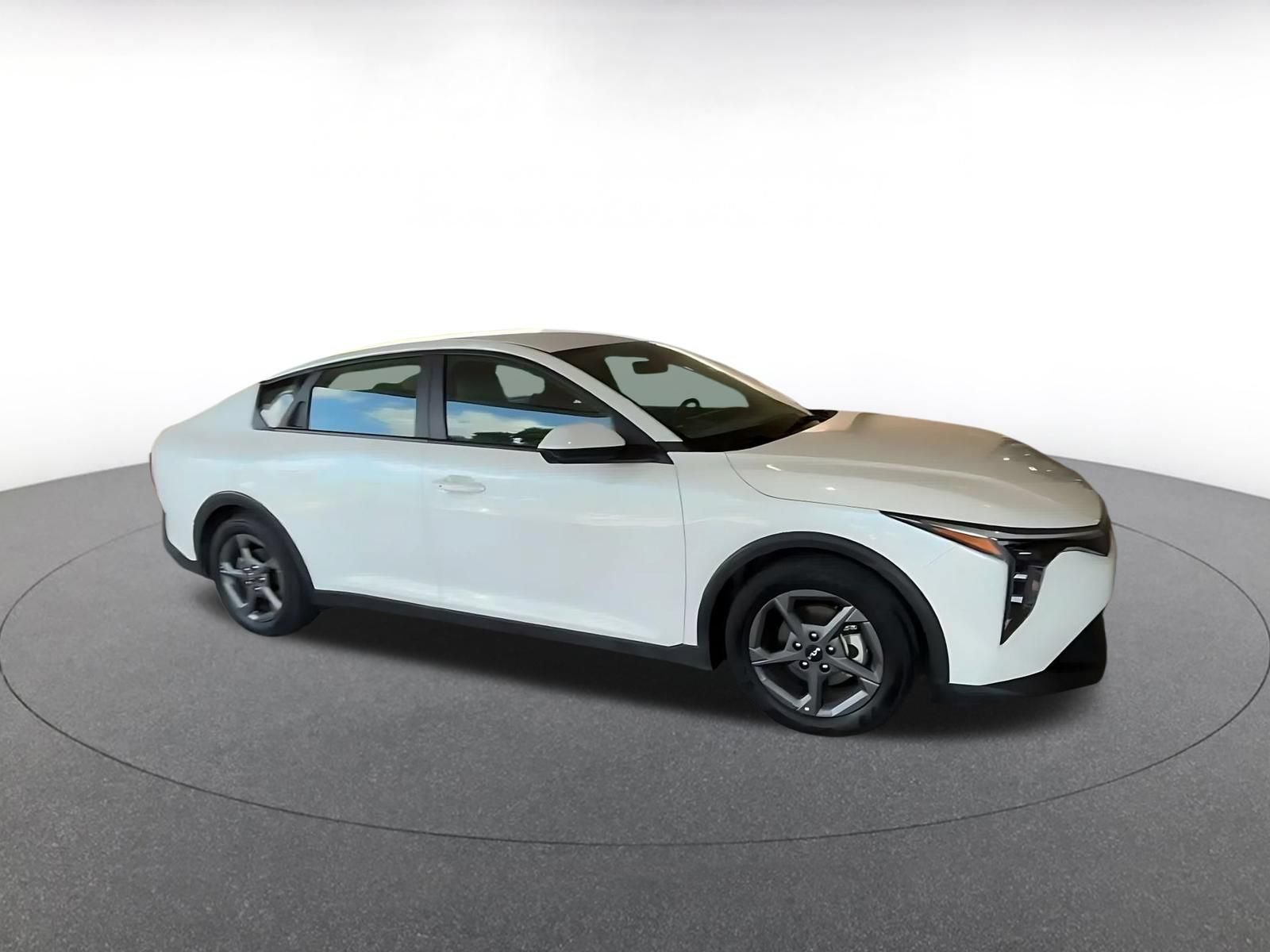 Used 2025 Kia K4 FWD image 2
