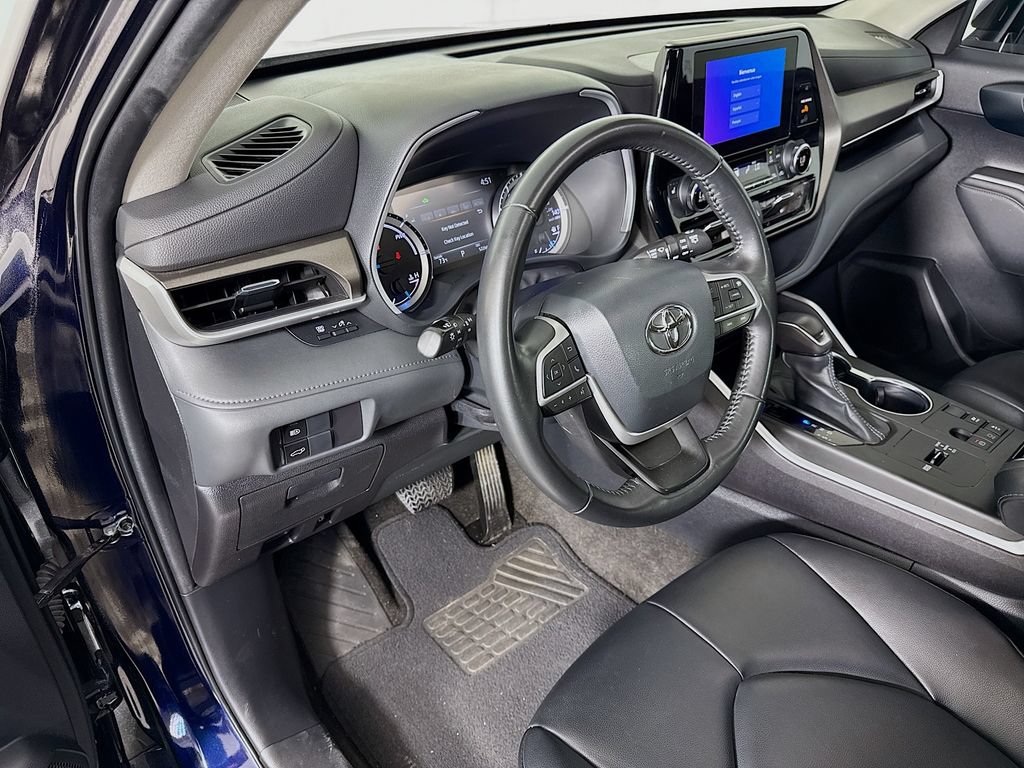 Used 2023 Toyota Highlander XLE FWD image 9