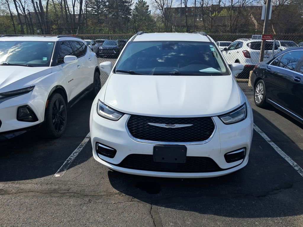 Used 2022 Chrysler Pacifica Touring-L FWD image 5
