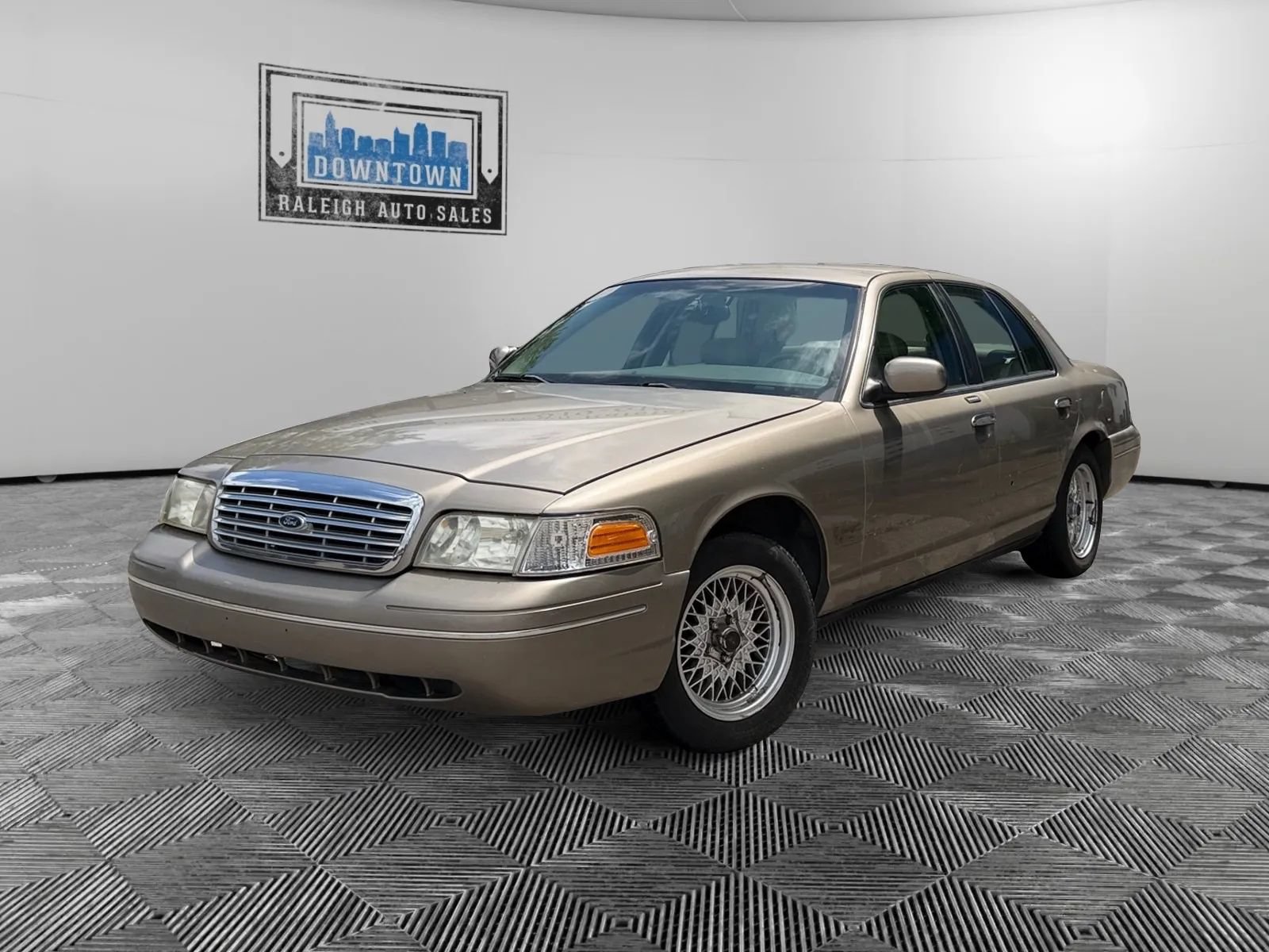 Used 2001 Ford Crown Victoria LX RWD image 2