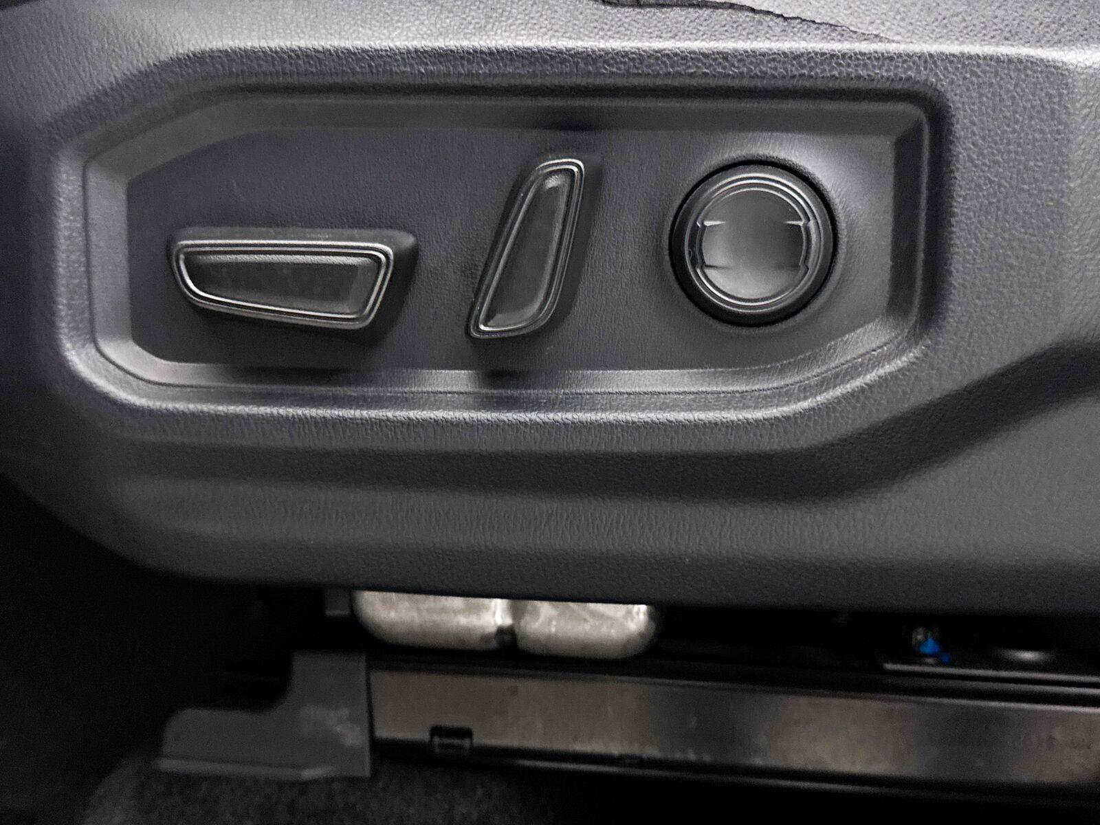 Used 2025 Toyota Tundra SR5 w/ SR5 Convenience Package AWD/4WD image 28