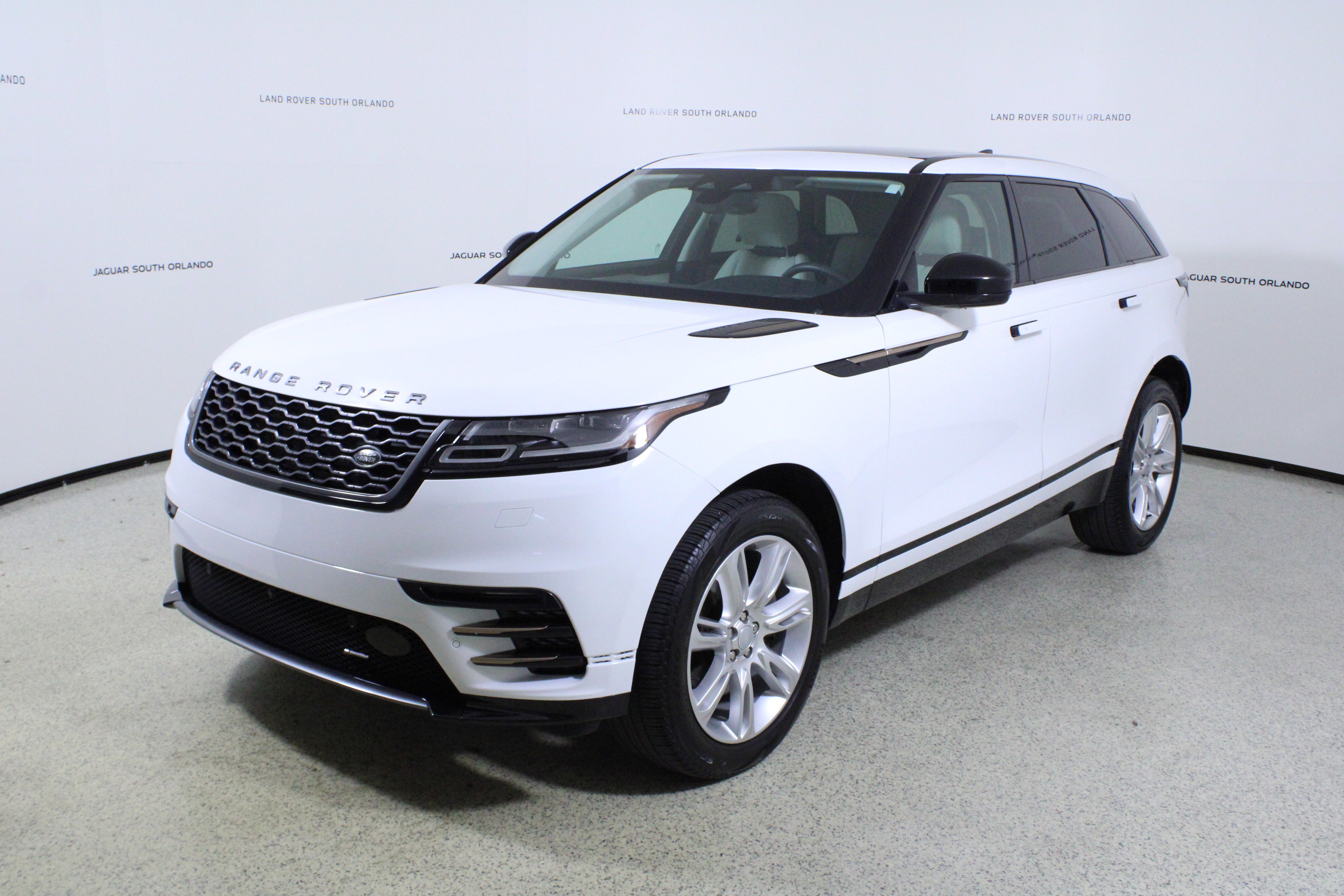 Used 2023 Land Rover Range Rover Velar R-Dynamic S image 4
