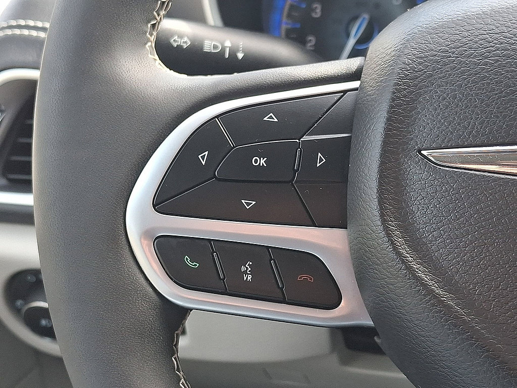 Used 2024 Chrysler Pacifica Touring-L FWD image 17