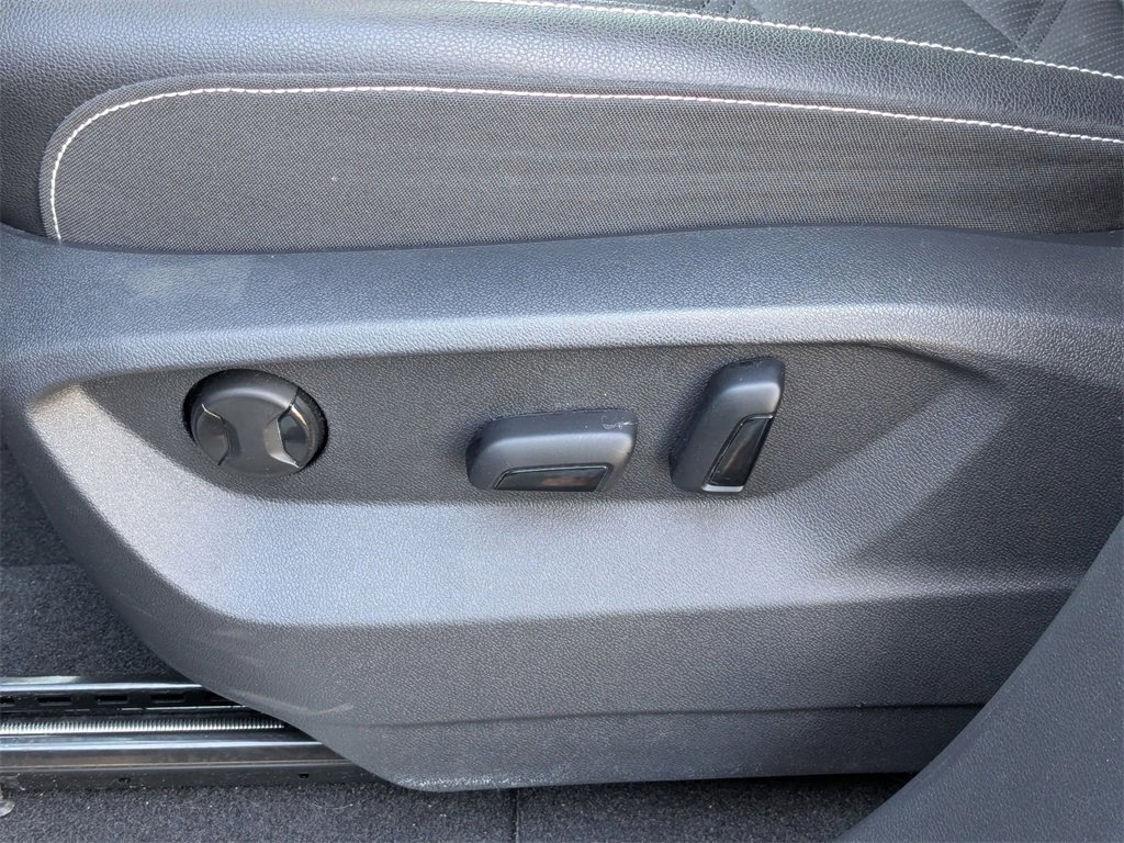 Used 2025 Volkswagen Atlas SE image 16