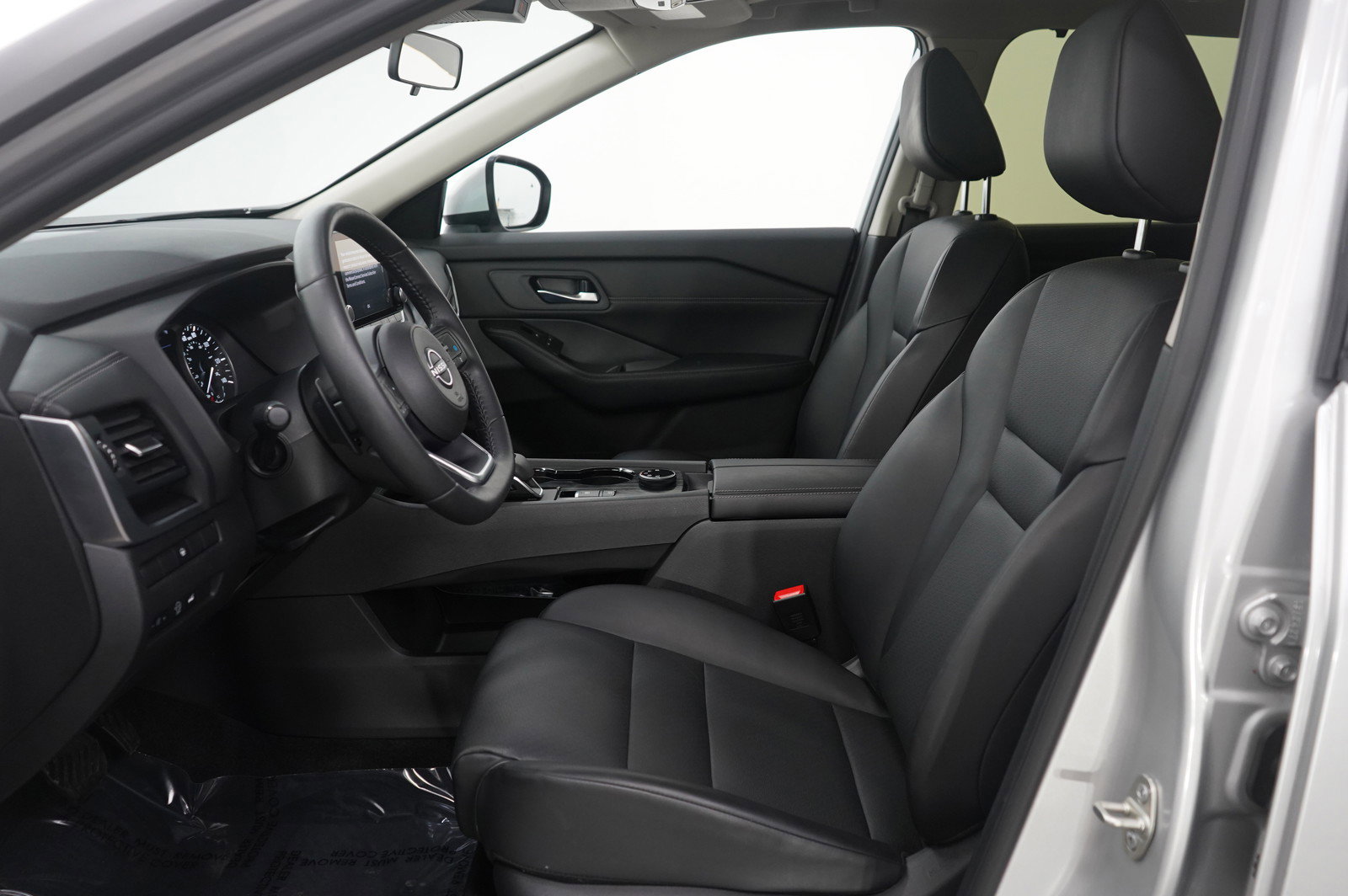 Used 2024 Nissan Rogue SV w/ SV Premium Package image 15