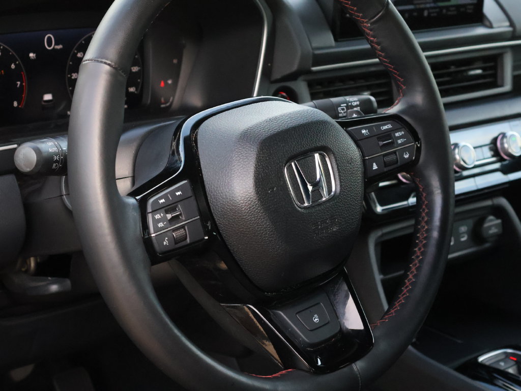 Certified 2025 Honda Pilot Black Edition image 19