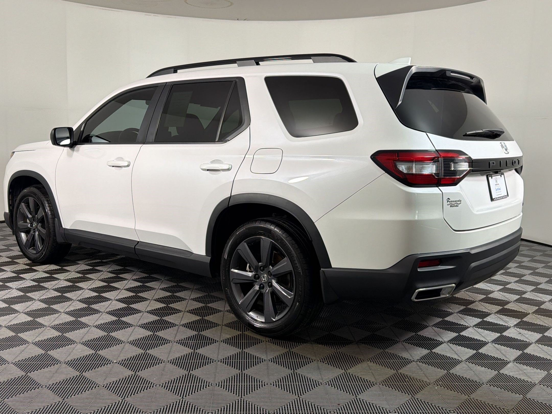 Used 2024 Honda Pilot Sport image 2