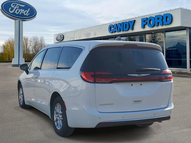 Used 2023 Chrysler Pacifica Touring-L image 3