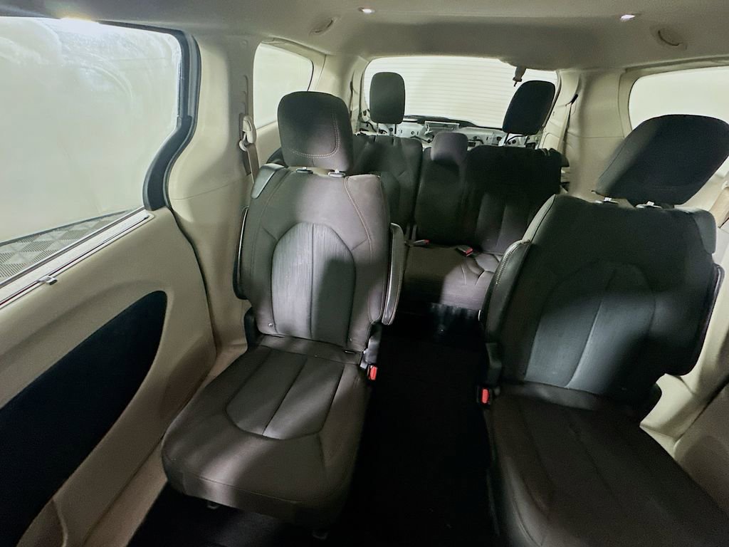 Used 2020 Chrysler Pacifica Touring w/ Advanced Safetytec Group image 12
