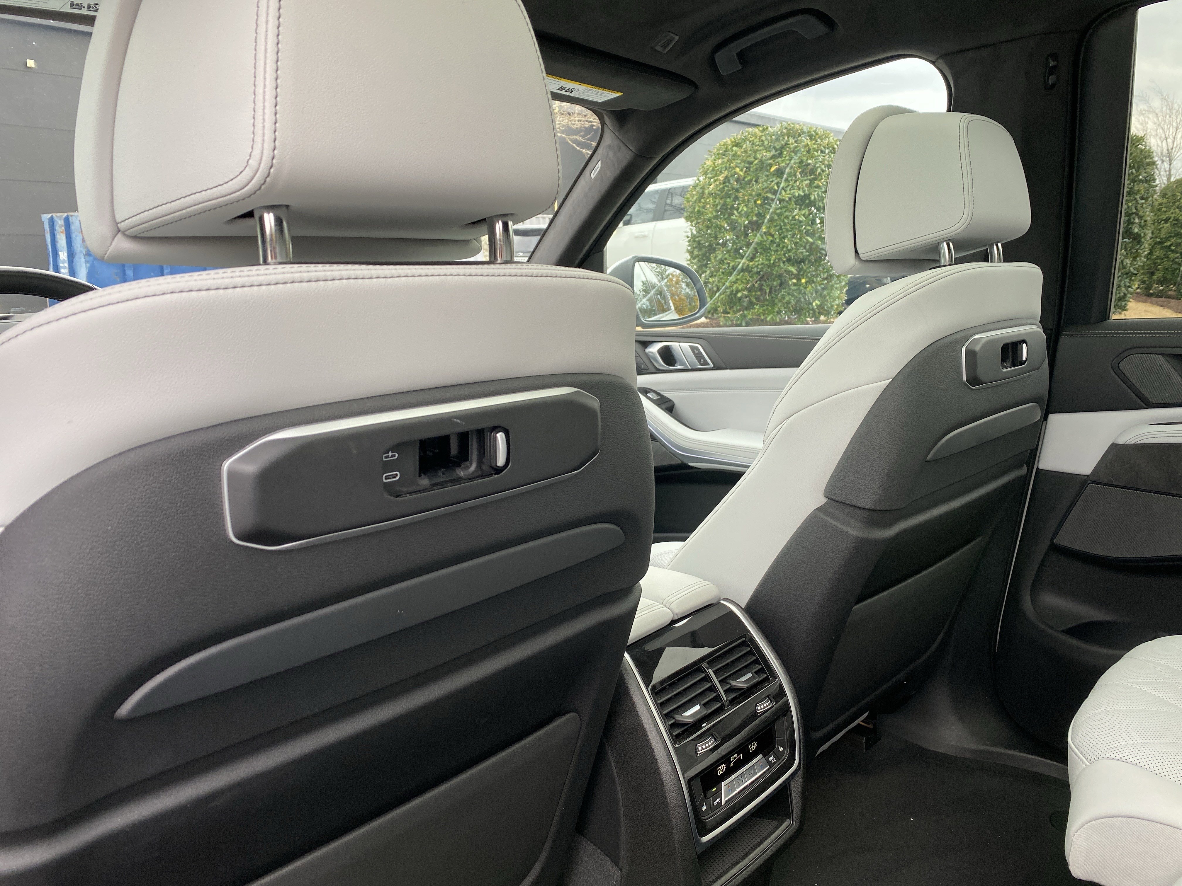 Used 2024 BMW X7 xDrive40i w/ Premium Package image 47