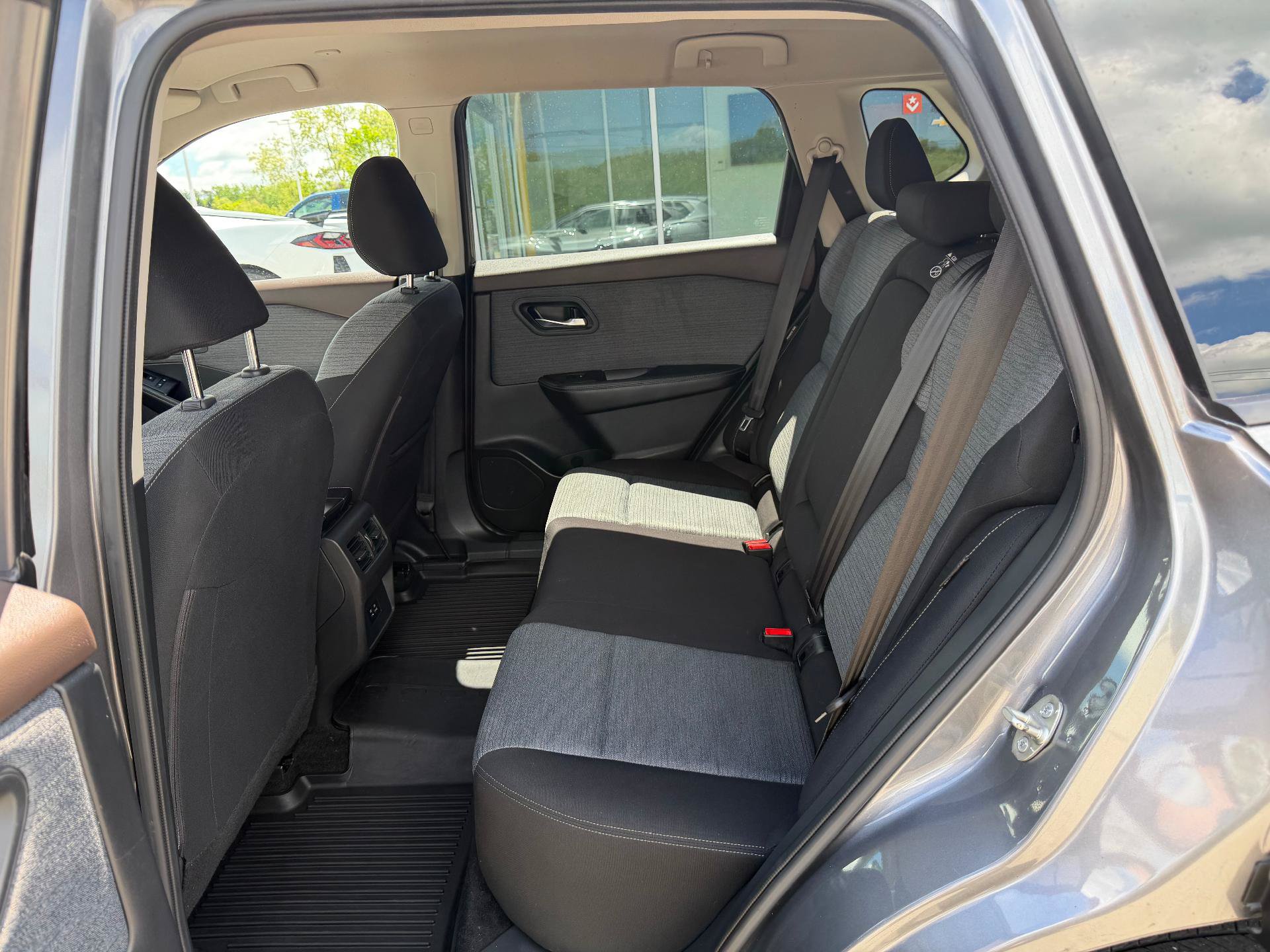 Used 2023 Nissan Rogue SV AWD/4WD image 18
