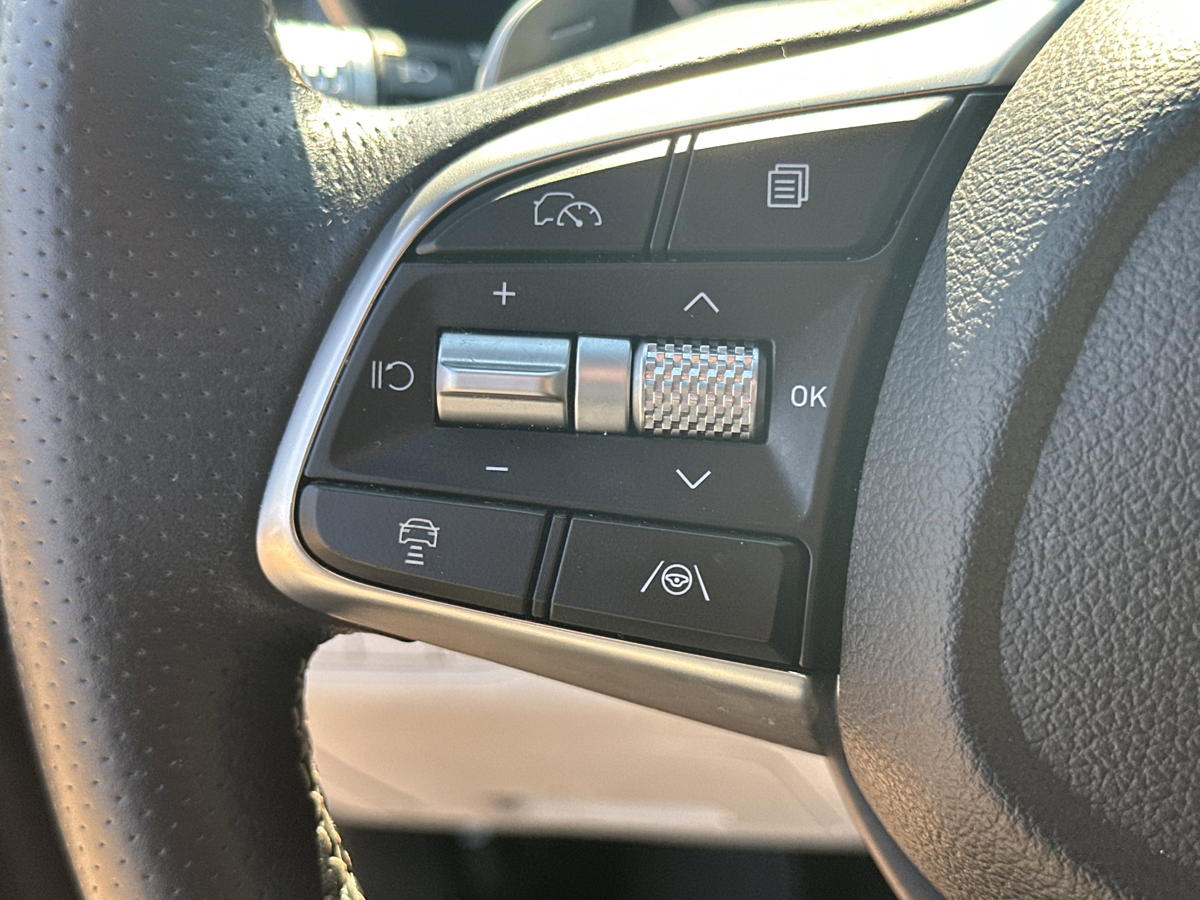 Used 2025 Genesis G70 2.5T image 24