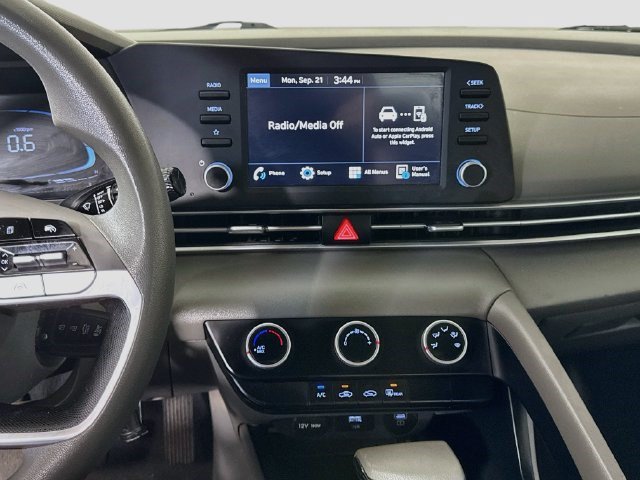 Used 2024 Hyundai Elantra SE FWD image 17